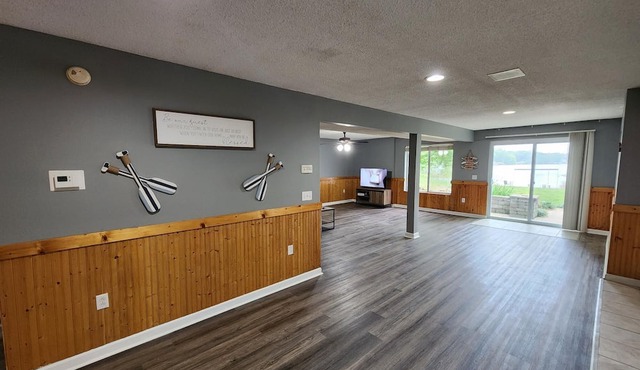 Best sunset views on the lake, renovated 3 bedrooms, 2 bath sleeps 8 people. in Creal Springs
