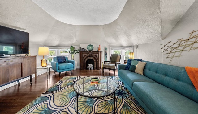 Cozy Midcentury 2bd - Walk to Restaurants, Westport, & Museums - Free Parking in Kansas City