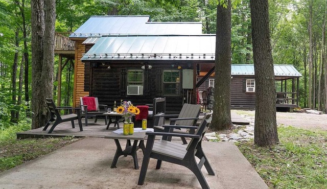 Charming cabin located one minute from the base of Sugarbush Resort in Warren