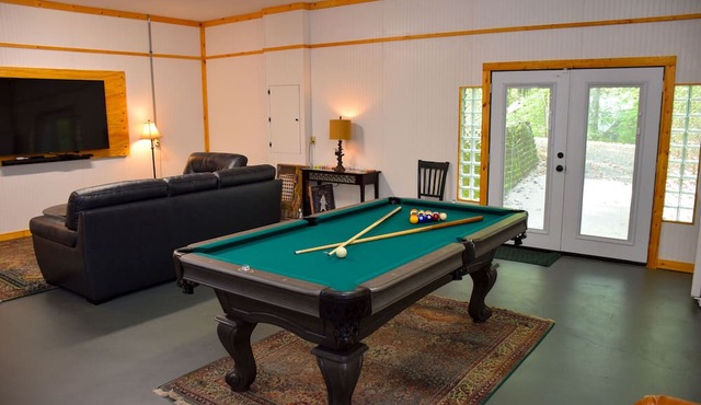 Hawk's Nest - 4BR Cabin Minutes From The National Park And Cades Cove in Townsend