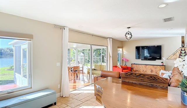 Luxurious Fishing Lake Paradise Close to Busch Garden/Moffitt Cancer Center/USF in Lutz
