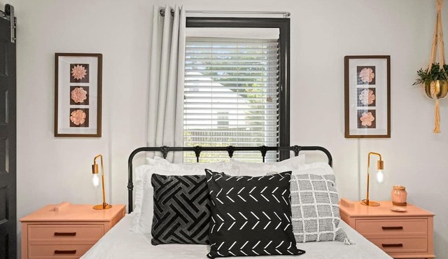 1940s Bungalow| Deck+Chef's Kitchen| Dog Friendly in Nashville