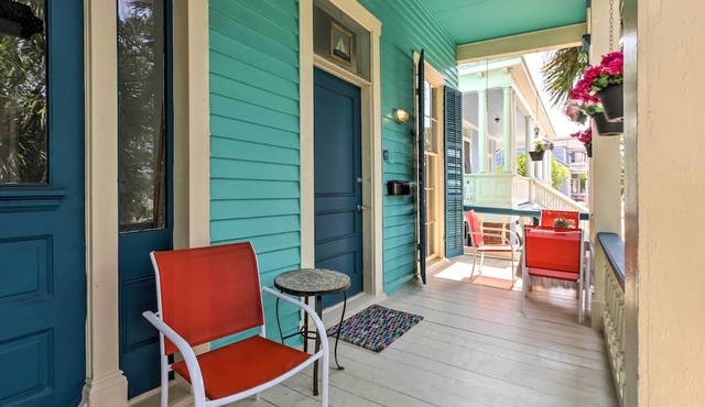 < 1/2 Mi to Porretto Beach! Couples Retreat in Galveston