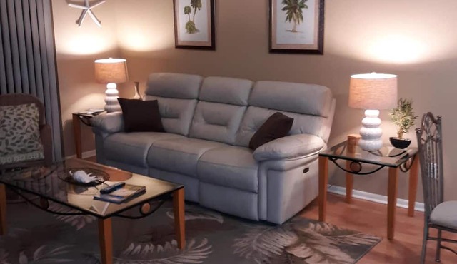 family friendly, gated community, two pools, lake outside back door. in Oldsmar