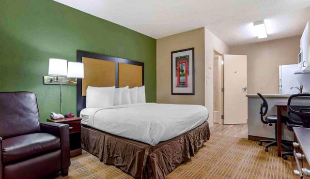 1 Queen Bed | Non-Smoking, Kitchen in Huntsville AL