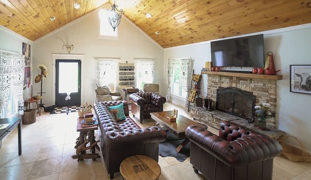 Riverfront Farmhouse & Barndominium. Perfect spot! in Townsend
