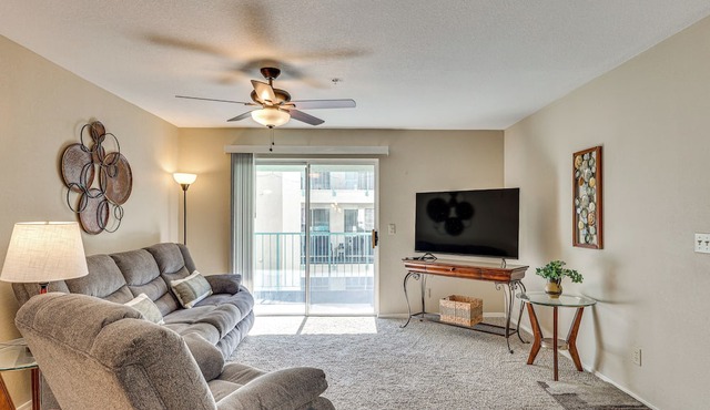 Community Pool & Gym: Apt 5 Mi to Laughlin Casinos in Laughlin