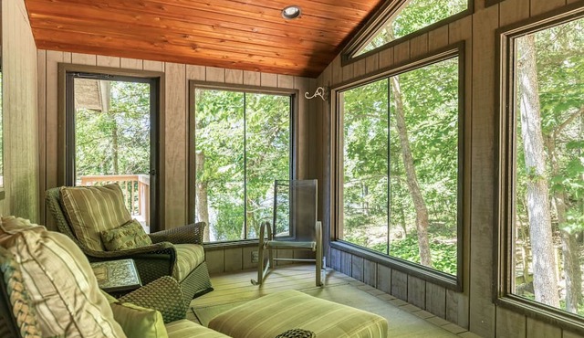Foxtail Lake Front Chalet with HOT TUB in Innsbrook