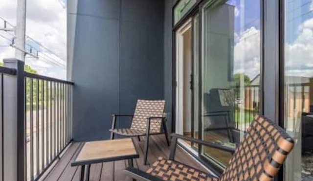 East Nashville Luxury Condo~Rooftop Deck~Game Room~King Suite~Walk-In Showers in Nashville