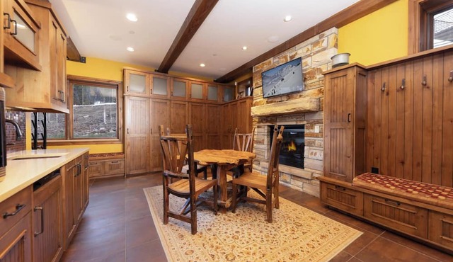 Warming Hut: True Ski-in/Out, Hot Tub, Video Wall, Pool Table, Shuttle in Copper Mountain