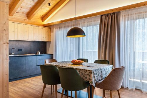 Les Ciases Chalets Dolomites Apt 3 in San Vigilio Di Marebbe
