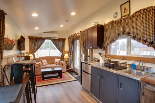 6 Mi to Lake Pend Oreille! Cozy Cabins w/Views in Athol