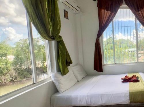 See Belize WATERSIDE Sea View Family Apt for 6 with Kitchen, Balcony, Infinity POOL & Overwater Deck, 2nd Floor