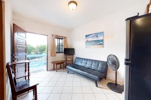 Budget-Friendly Suite with WiFi AC Shared Pool & Grill - Bike to Beach