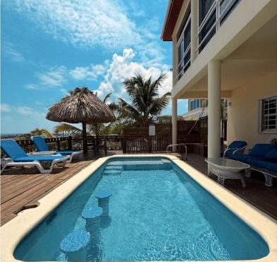 La Perla Azul Beach House with Pool